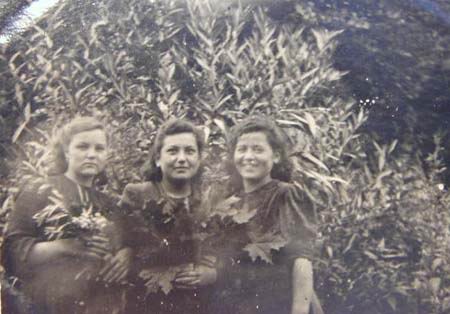 Три подруги, работавшие с 16 лет на Ленинградском заводе (Надя, Амина, Рая). 1945год, 31 июля.